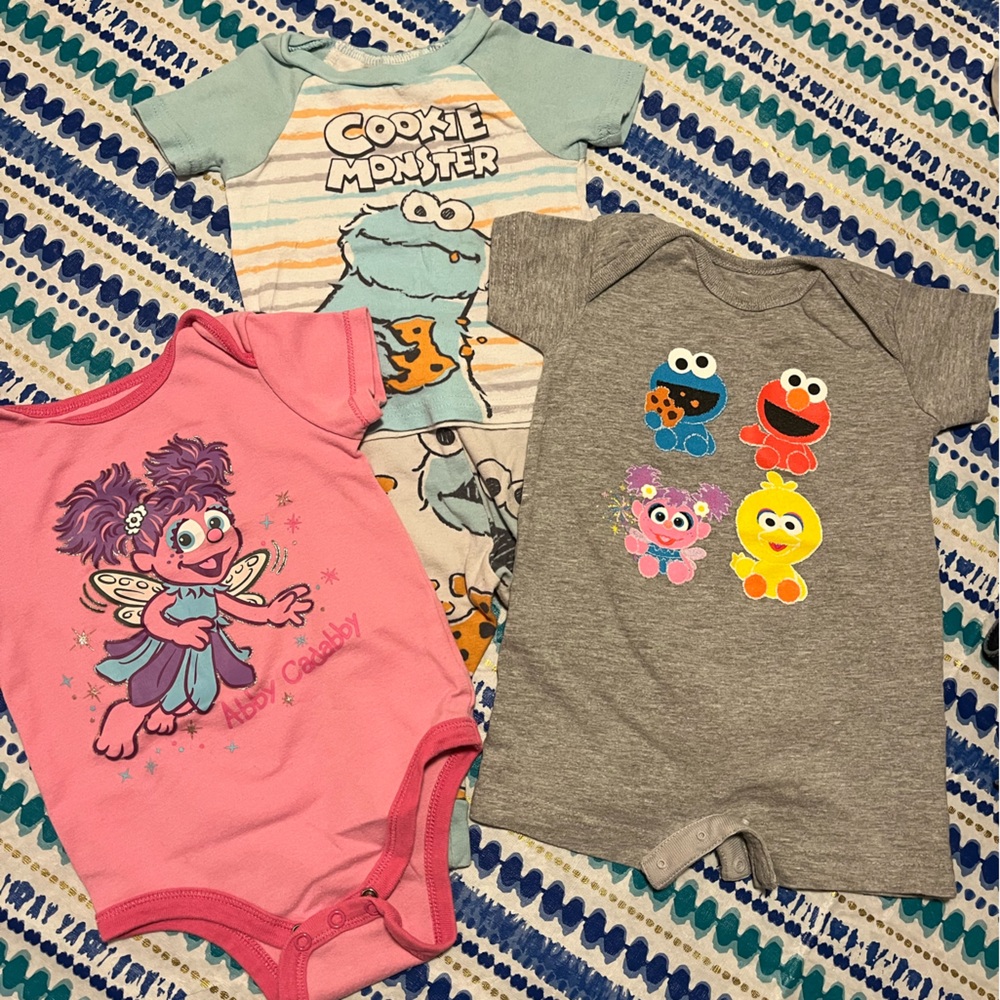 Lot of 3 Sesame Street outfits - 2 onesies, jammies 12 mo